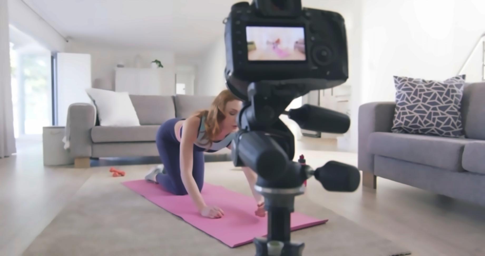 Studio di registrazione professionale con attrezzatura audio avanzata