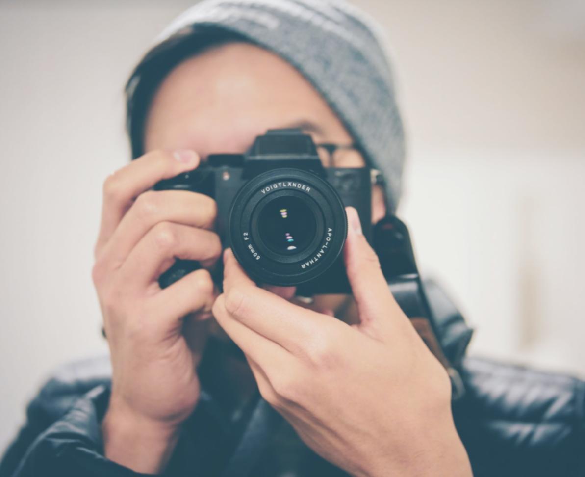 Ambiente di lavoro tarqelomira con postazioni audio professionali